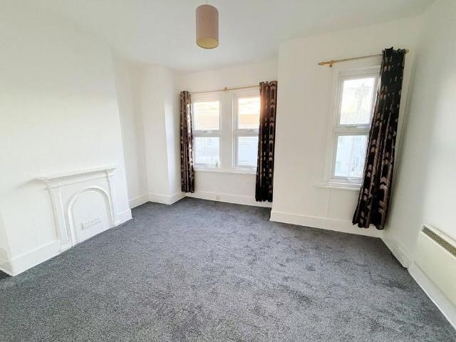 Apartment for rent in Roselands, Eastbourne