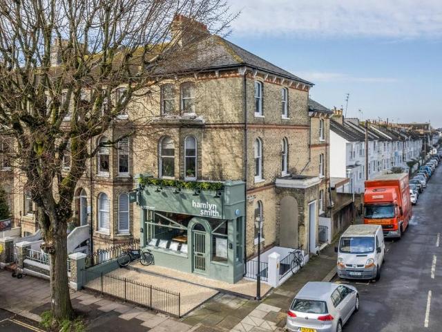Flat for rent in Aldrington