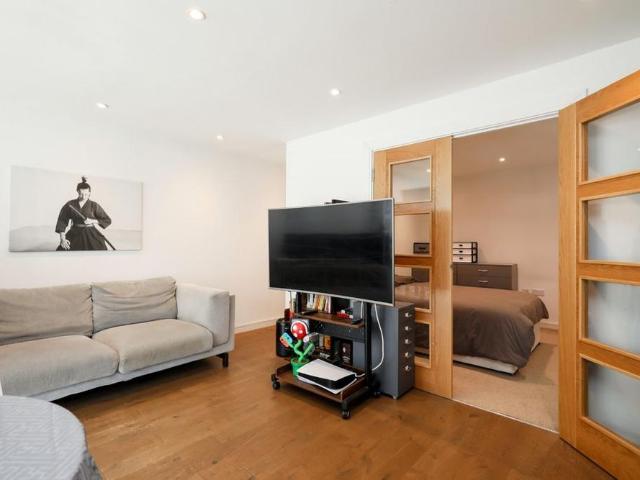 Apartment for rent in London Borough of Merton, Merton Park