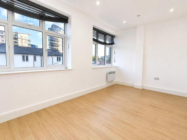 Apartment for rent in Horsell, Woking