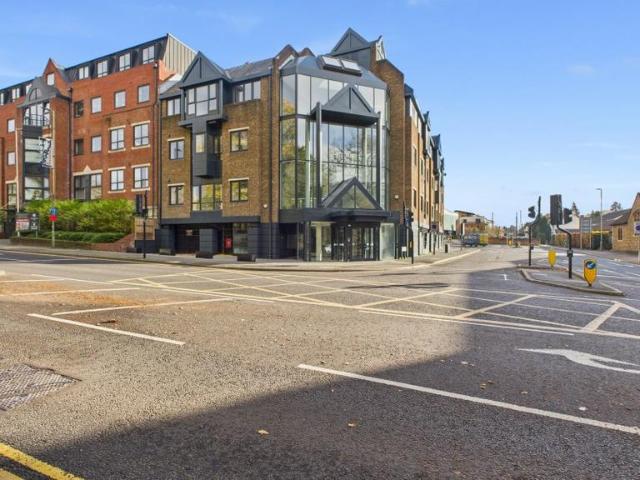 Flat for rent in Heol-las, Surrey
