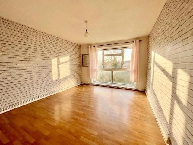 Apartment for rent in Ardleigh Green, Greater London