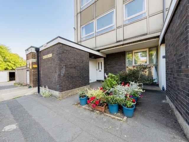 Flat for rent in Carshalton Beeches, Greater London