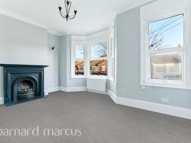 Apartment for rent in Furzedown, Greater London
