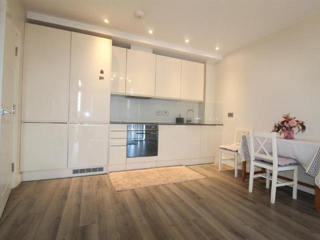 Flat for rent in The Image, Pouchen End