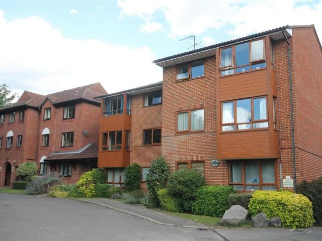 Flat for rent in Pachesham Park, Surrey