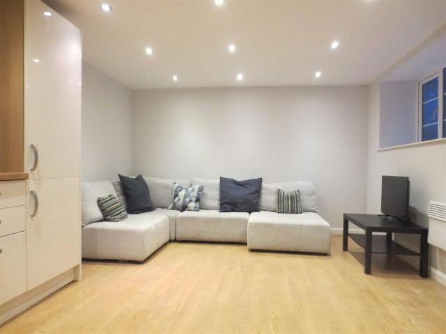 Apartment for rent in Stumperlowe, Fulwood