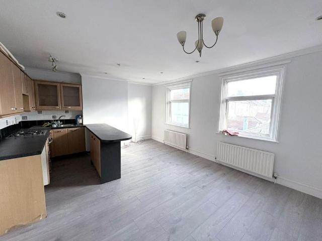 Apartment for rent in Roselands, Eastbourne