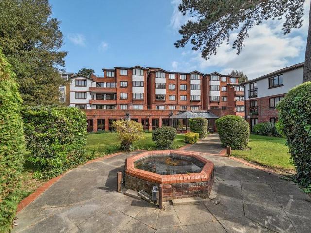 Flat for rent in Widmore Green, Greater London
