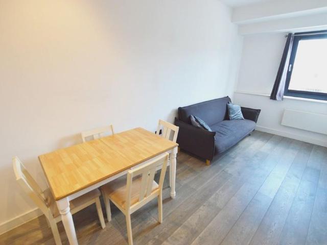 Apartment for rent in Colnbrook with Poyle, Slough
