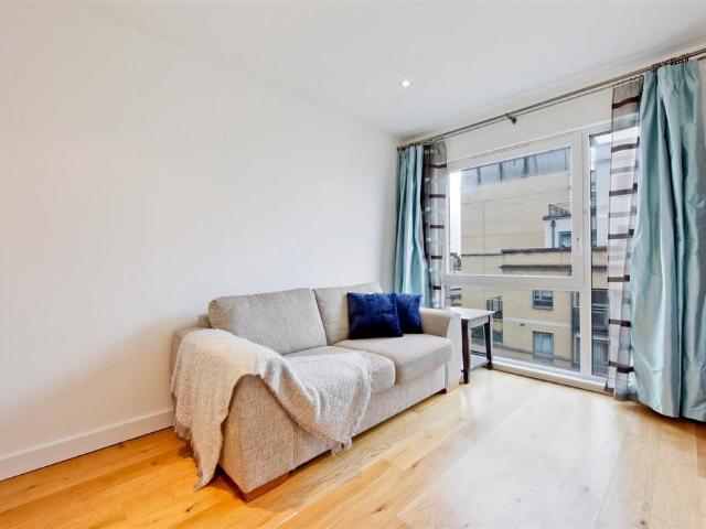 Flat for rent in Victoria, Greater London