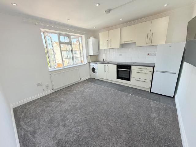 Flat for rent in London Borough of Ealing, Greater London