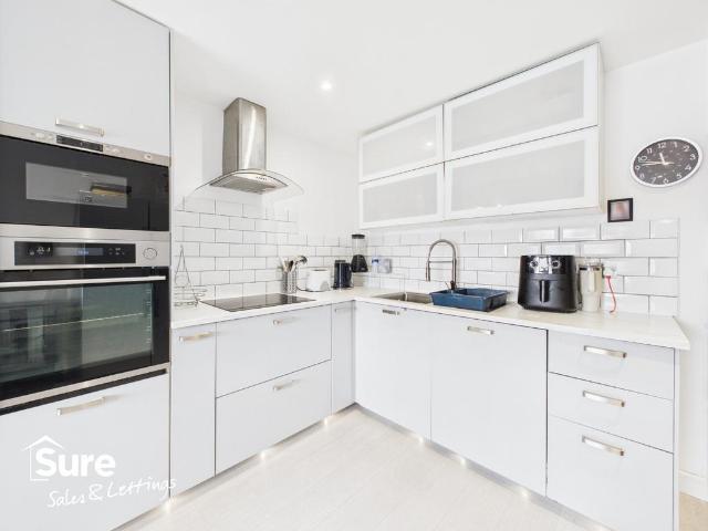 Flat for rent in Highfield, Pouchen End