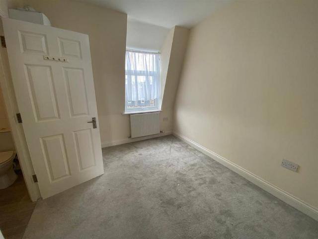 Apartment for rent in Roselands, Eastbourne