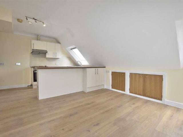Flat for rent in Red Hill, Surrey