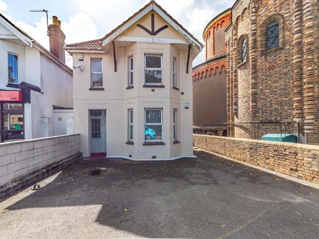 Flat for rent in Penn Hill, Poole