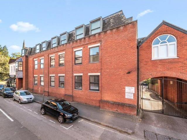 Flat for rent in Blackhills, Surrey