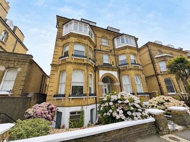 Flat for rent in Aldrington