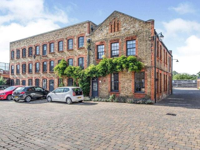 Flat for rent in London Borough of Richmond upon Thames, Greater London