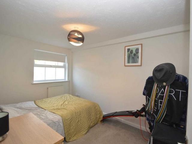 Apartment for rent in Row Town, Surrey