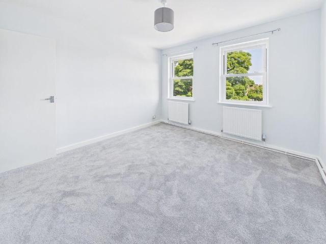 Apartment for rent in Caterham on the Hill, Hillview