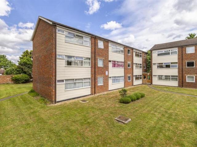 Flat for rent in Row Town, Surrey