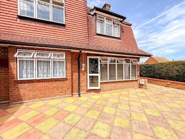 Flat for rent in Eastcote, Greater London
