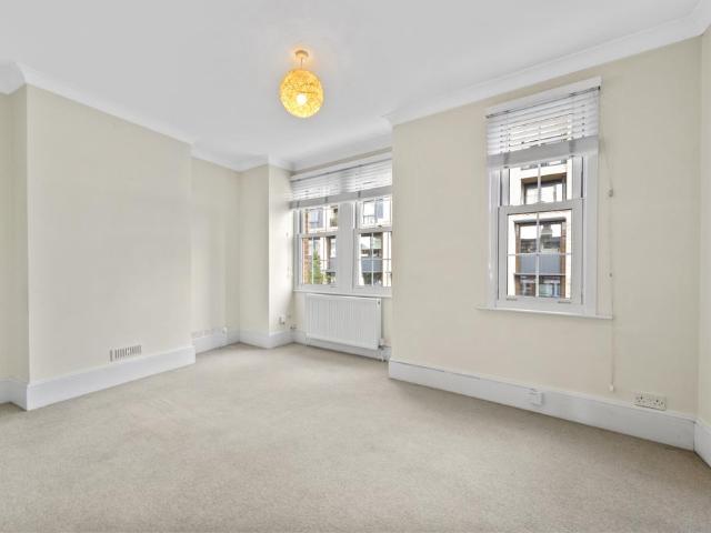 Flat for rent in London Borough of Merton, Raynes Park