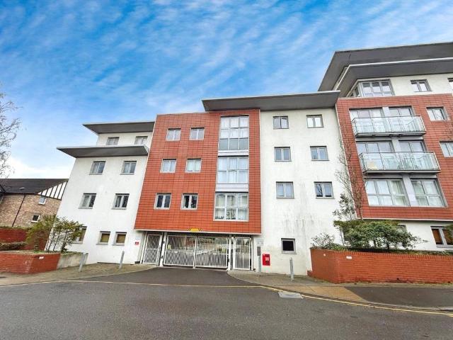 Flat for rent in Horsell, Woking