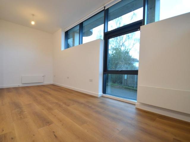 Apartment for rent in Row Town, Surrey