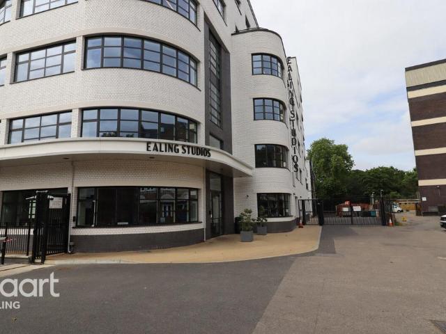 Flat for rent in London Borough of Ealing, Greater London