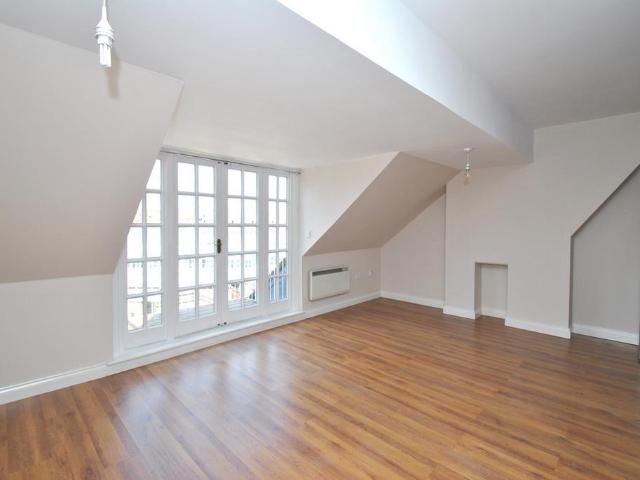 Flat for rent in Jackmans Estate, King's Walden
