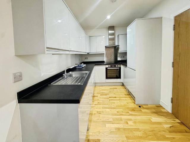 Flat for rent in Roundshaw, Greater London