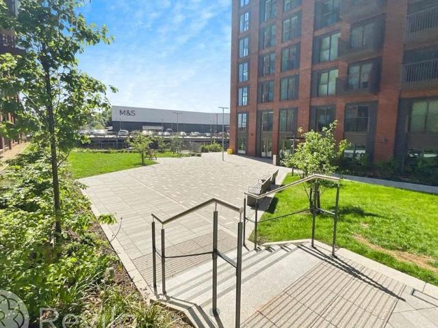 Flat for rent in Burnedge, Greater Manchester