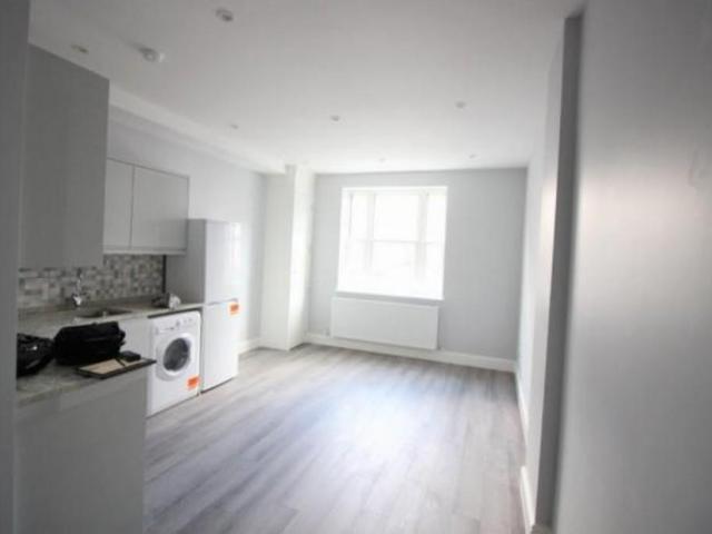 Flat for rent in Heol-las, Surrey