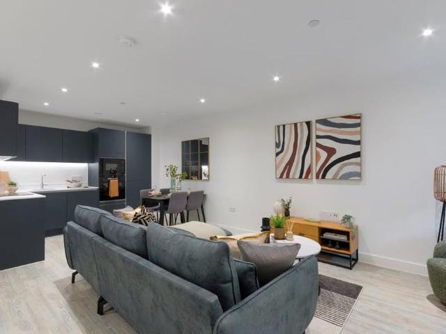 Apartment for rent in Lampton, Greater London