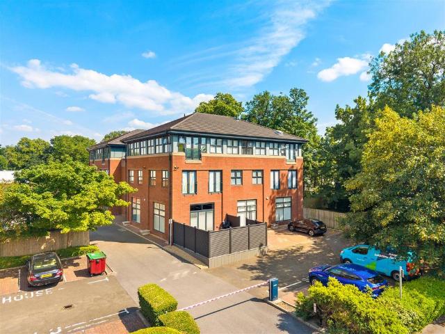 Flat for rent in Sale Moor, Trafford Park