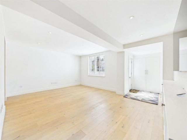 Apartment for rent in Strawberry Hill, Greater London