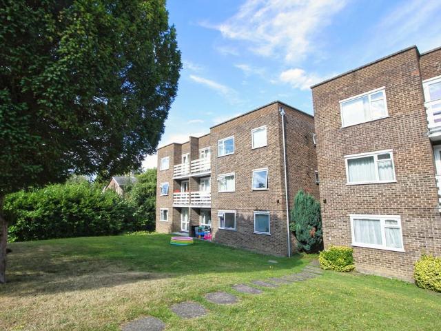 Flat for rent in Red Hill, Surrey