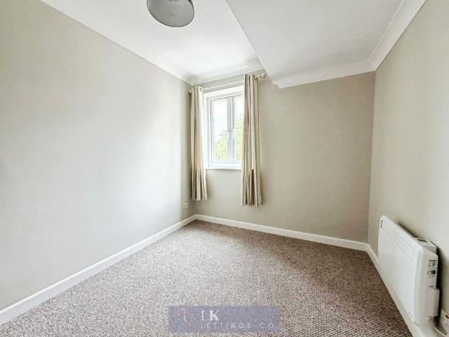 Apartment for rent in The Crescent, Farnborough