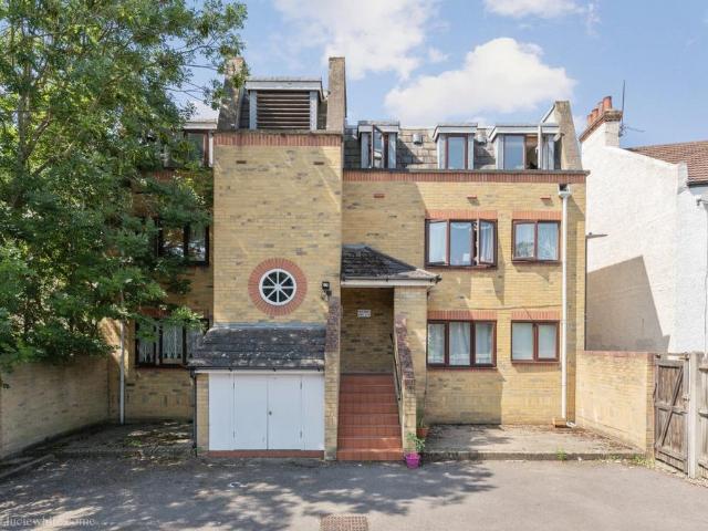 Flat for rent in London Borough of Merton, Greater London