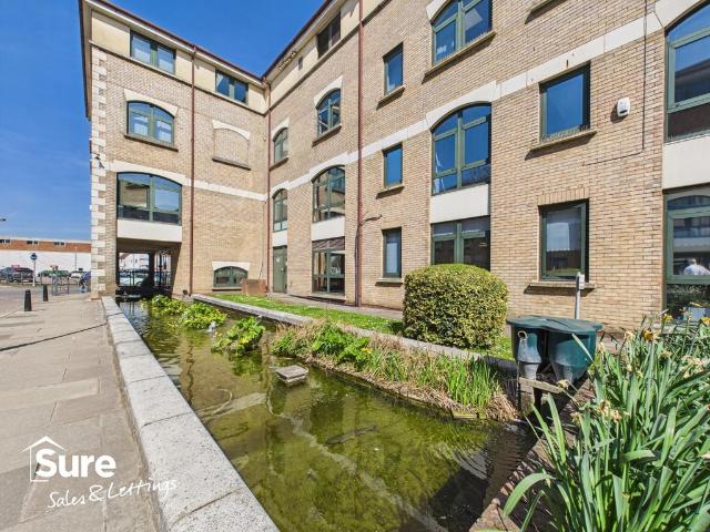Flat for rent in Moorend, Pouchen End