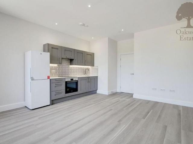 Apartment for rent in Row Town, Surrey