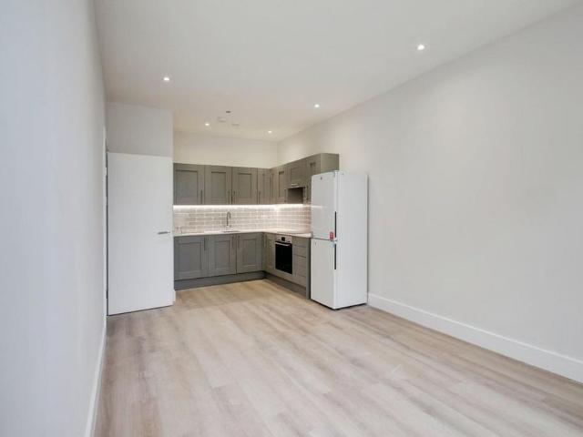 Apartment for rent in Row Town, Surrey