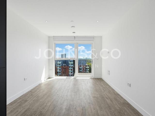 Flat for rent in London Borough of Hounslow, Strand