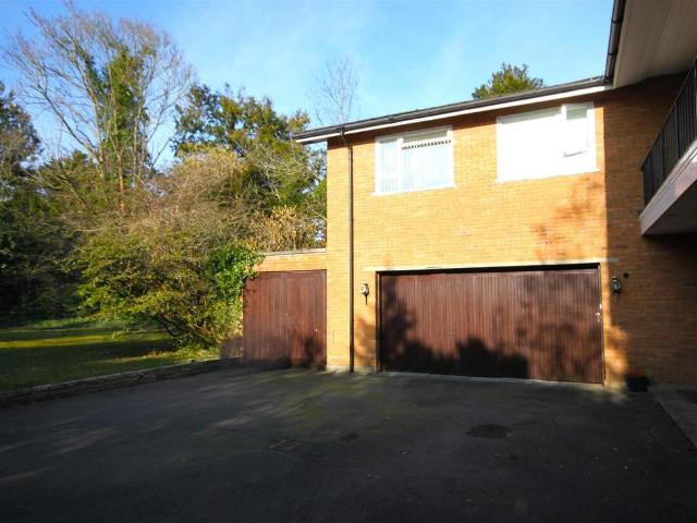 Flat for rent in Pachesham Park, Surrey