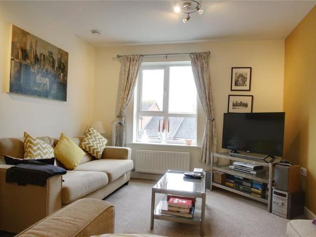 Apartment for rent in Row Town, Surrey