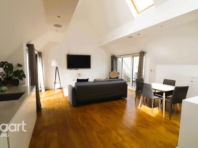 Flat for rent in London Borough of Ealing, Greater London