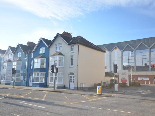 Flat for rent in Waun Fawr, Wales