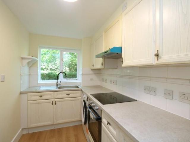 Apartment for rent in Blackhills, Surrey